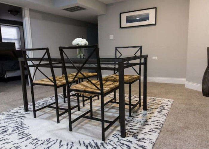 Cozy 2BR/1BA Garden Apartment Near Lincoln Square (Chicago, IL)