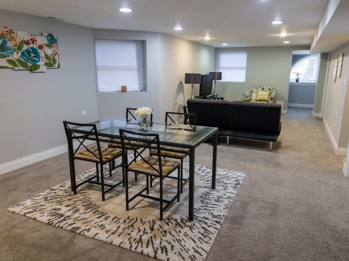 Cozy 2BR/1BA Garden Apartment Near Lincoln Square (Chicago, IL)